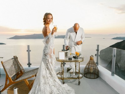 Στο You and Me Suites Santorini, o χρόνος σταματάει σε έναν γάμο βγαλμένο από όνειρο