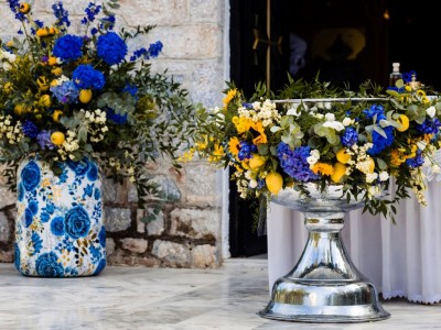 Βάπτιση σε έναν ολάνθιστο κήπο σε αποχρώσεις του κίτρινου και μπλε από την Paris Flowers