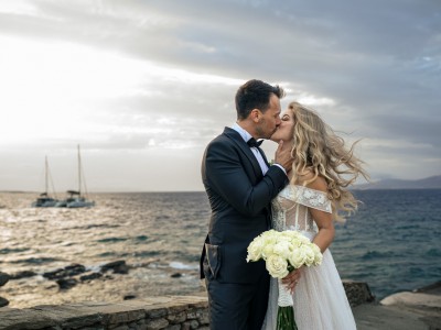 Στέλιος & Μαριλένα: Ένας φωτεινός γάμος στη Μύκονο γεμάτος κομψότητα και συναίσθημα