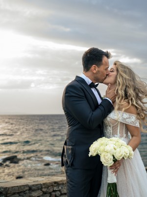 Στέλιος & Μαριλένα: Ένας φωτεινός γάμος στη Μύκονο γεμάτος κομψότητα και συναίσθημα