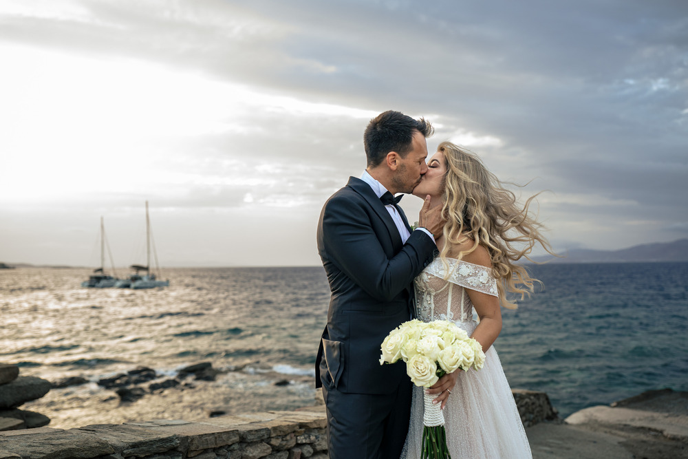 Στέλιος & Μαριλένα: Ένας φωτεινός γάμος στη Μύκονο γεμάτος κομψότητα και συναίσθημα