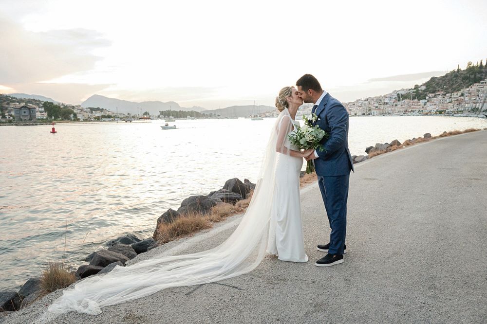 Lily & Sotiris: Από το Παρίσι με Αγάπη στο νησιώτικο φώς του Πόρου
