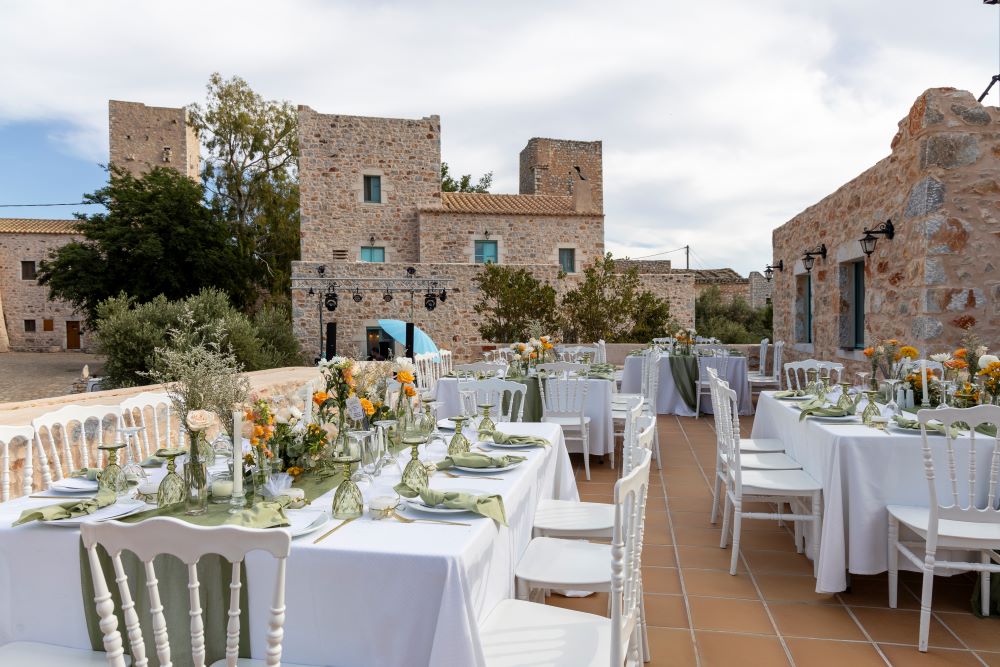 AA 46 RECEPTION TABLE WITH CASTLE VIEW