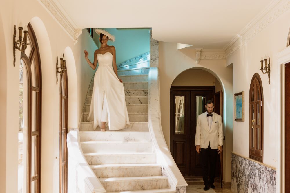 BRIDE GROOM COME DOWN STAIRS 1000