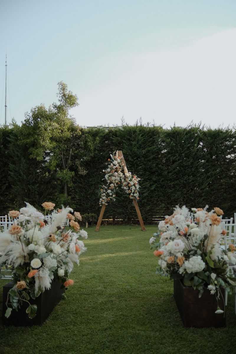 CEREMONY 01 ARCH CHAIRS VERTICAL 800 