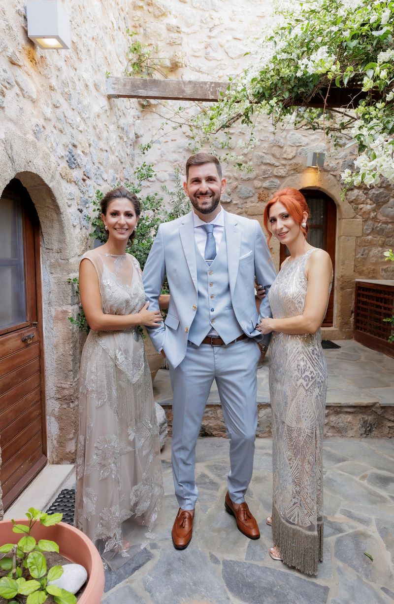 groom with 2 women 800